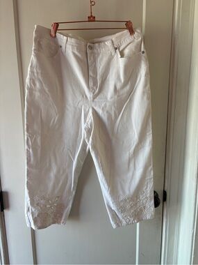 Gloria Vanderbilt White Cropped Jeans with Floral Embroidered Hem